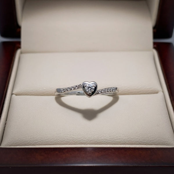 Anillo de promesa de oro amarillo en forma de corazon con zirconia