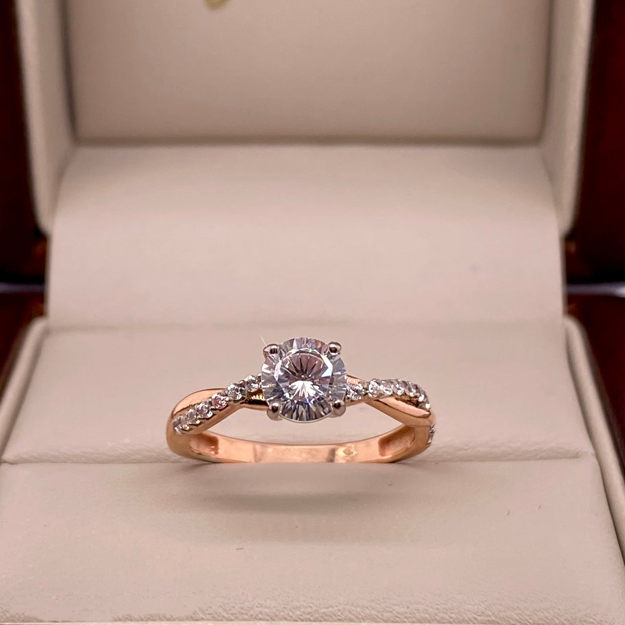Anillo Oro Rosa 14k, Trenzado con Zirconia Central de 5.5 mm