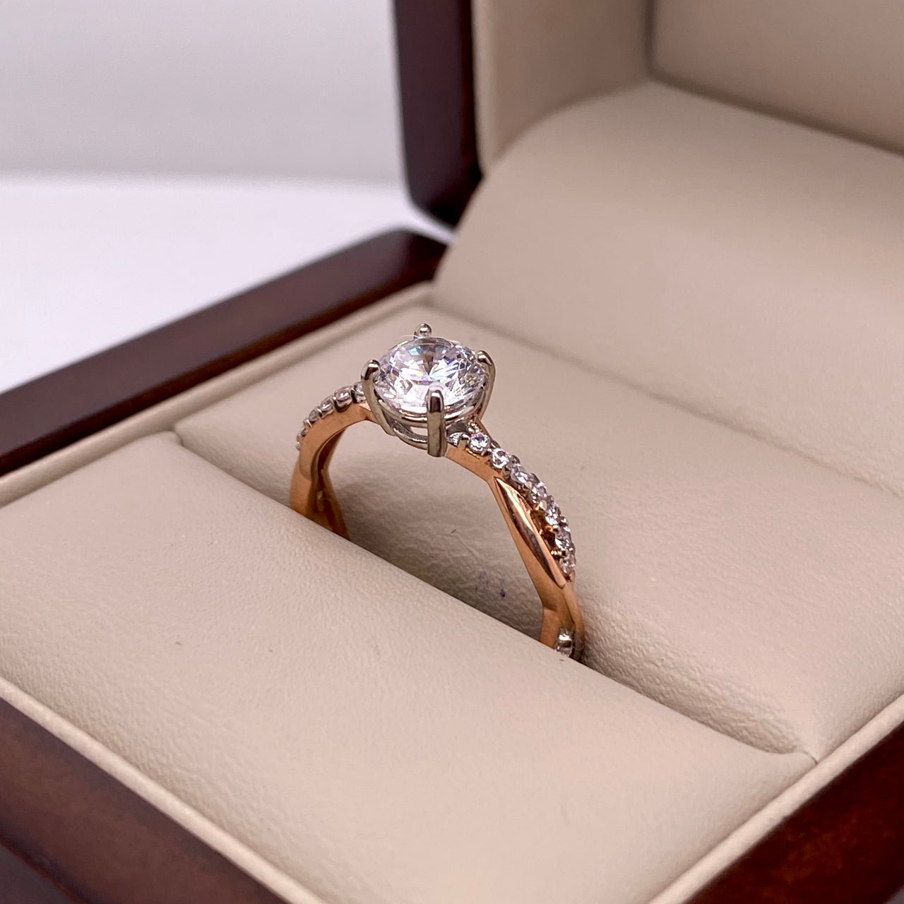 Anillo Oro Rosa 14k, Trenzado con Zirconia Central de 5.5 mm