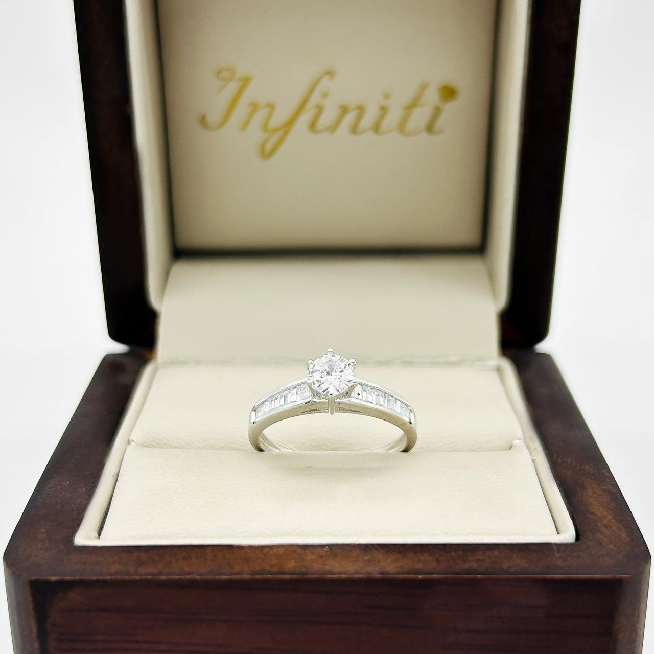 Anillo Oro Blanco 14k - Zirconia Central de 4.5 mm con Baguette Laterales