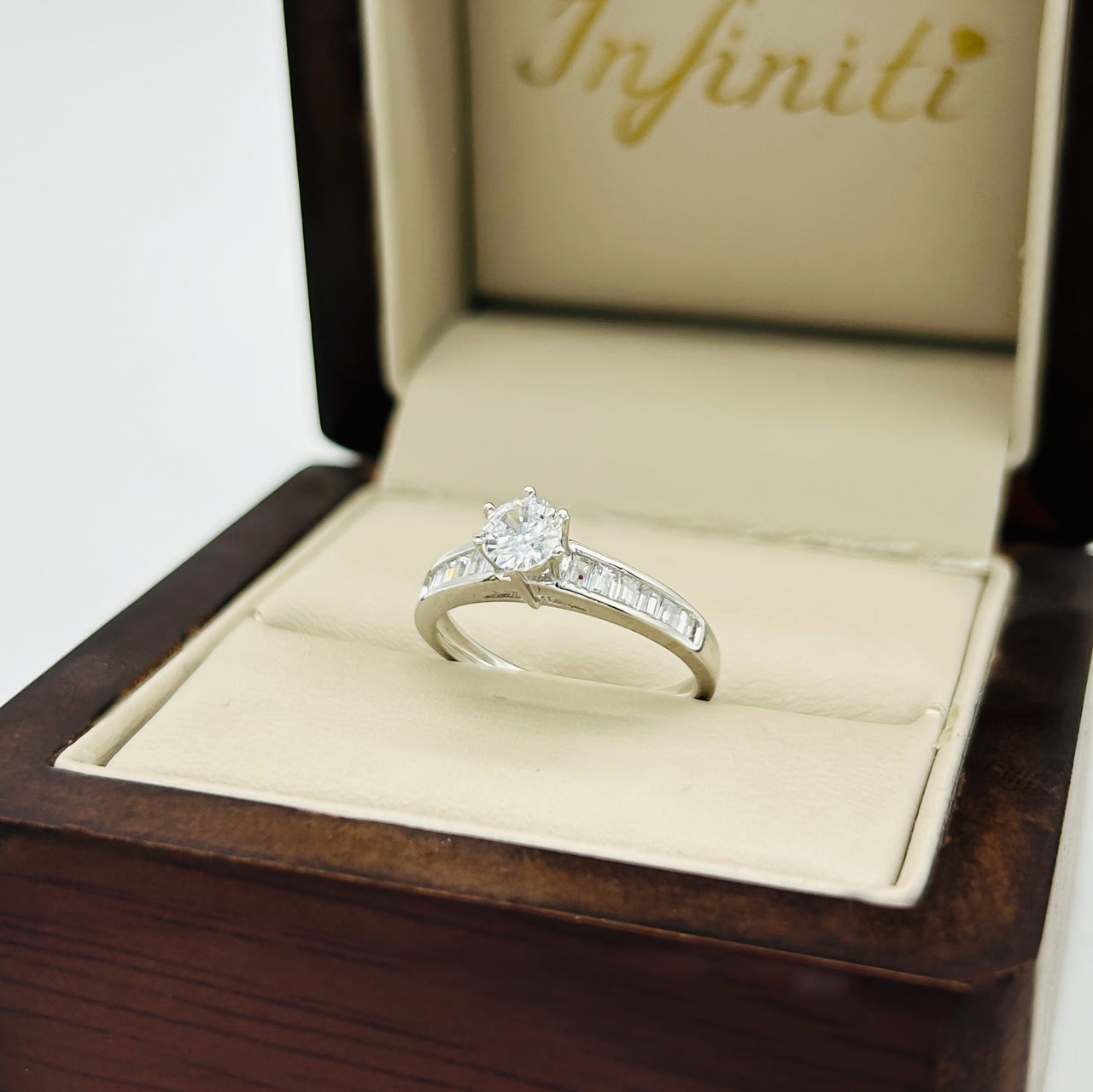 Anillo Oro Blanco 14k - Zirconia Central de 4.5 mm con Baguette Laterales