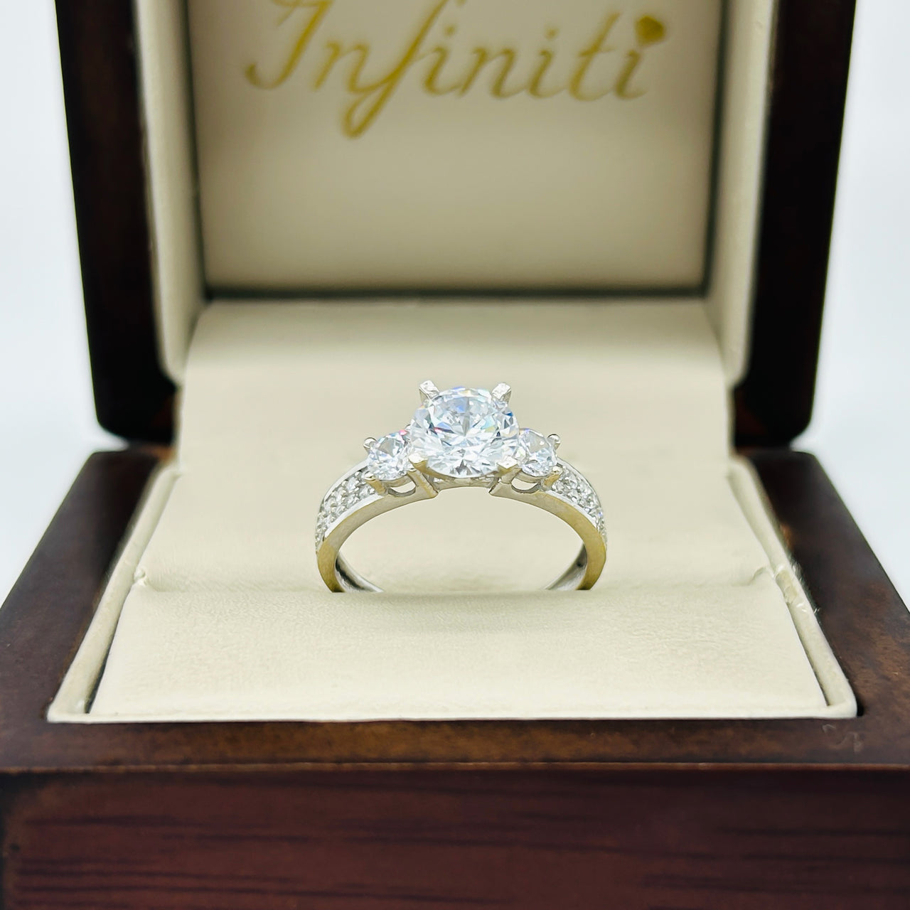 Anillo Oro Blanco 10k - Estilo Tres Piedras Zirconia Central de 6 mm