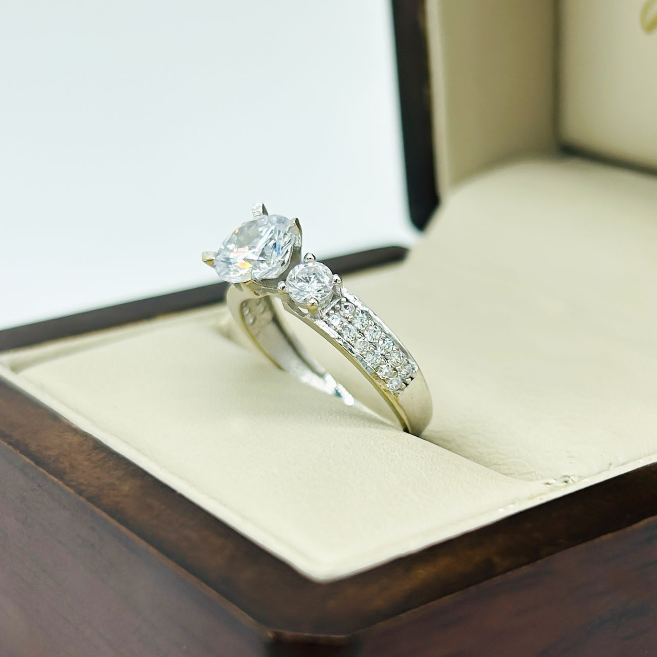 Anillo Oro Blanco 10k - Estilo Tres Piedras Zirconia Central de 6 mm