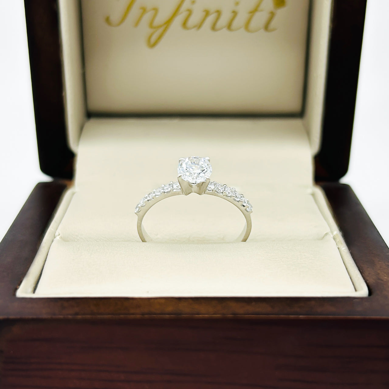 Anillo Oro Blanco 10k - Estilo Pavé con Zirconia