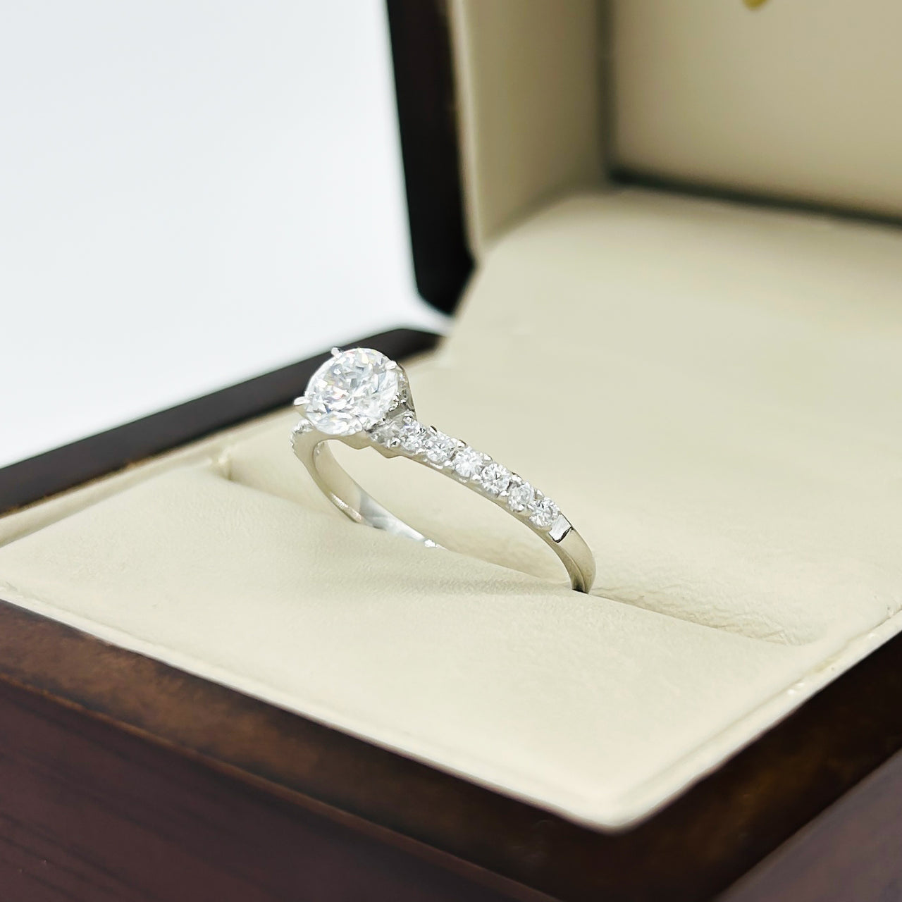 Anillo Oro Blanco 10k - Estilo Pavé con Zirconia