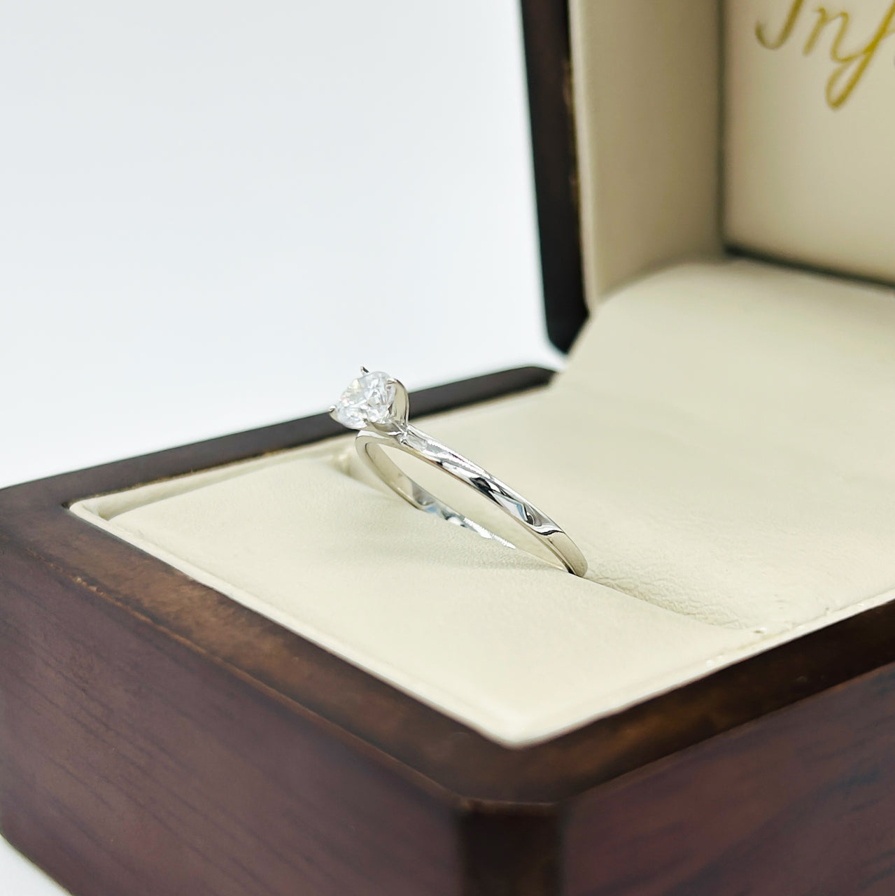 Anillo Oro Blanco 10k - Solitario con Zirconia de 4 mm
