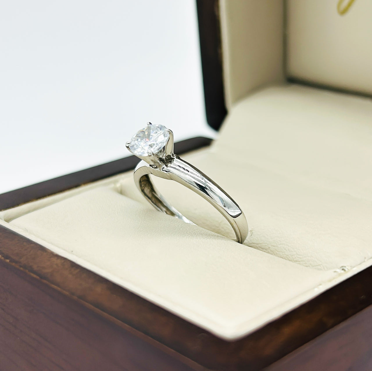 Anillo Oro Blanco 10k, Zirconia de 5.50 mm