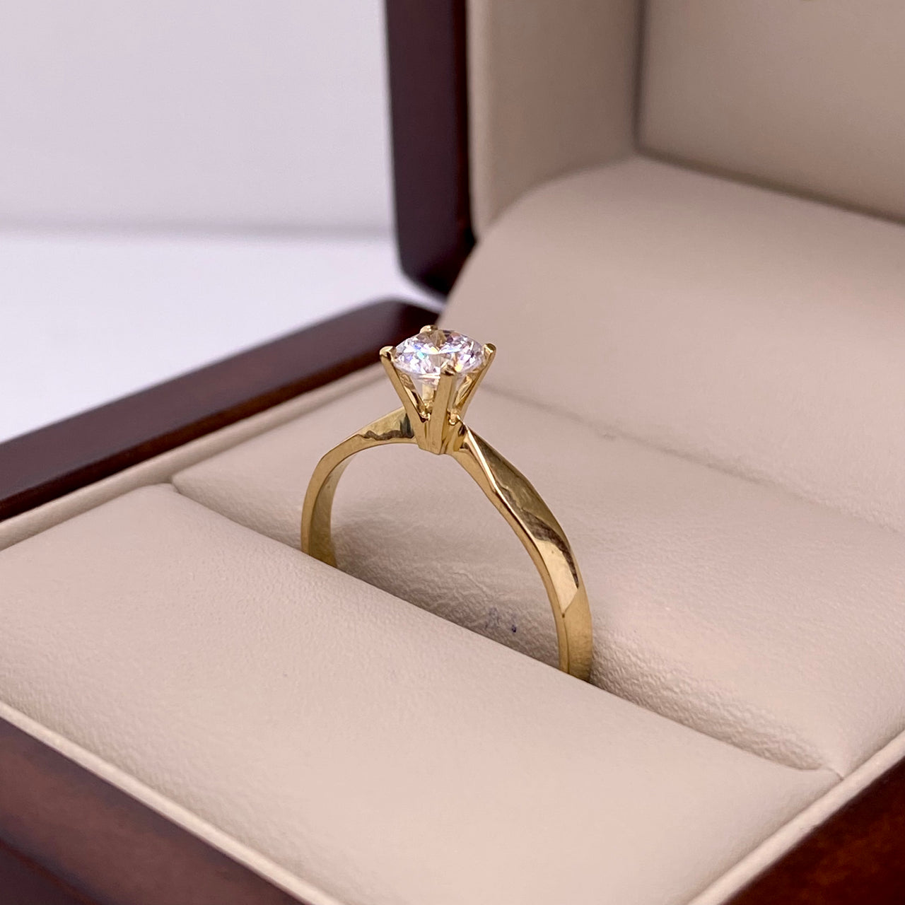 Anillo Oro 10k - Solitario con Zirconia de 4 mm