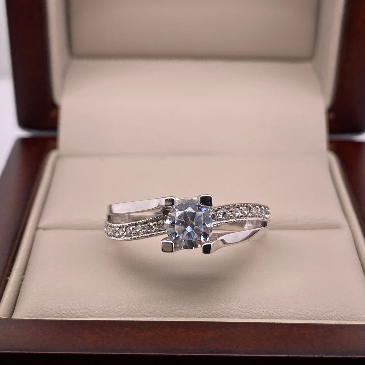 Anillo Oro Blanco 10k, con Zirconia Central de 6 mm