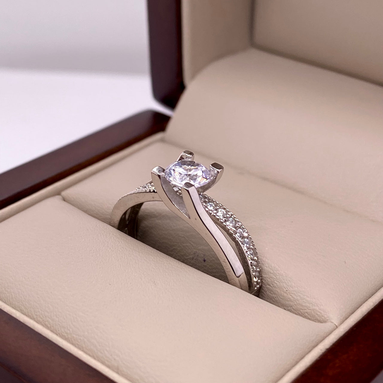 Anillo Oro Blanco 10k, con Zirconia Central de 6 mm