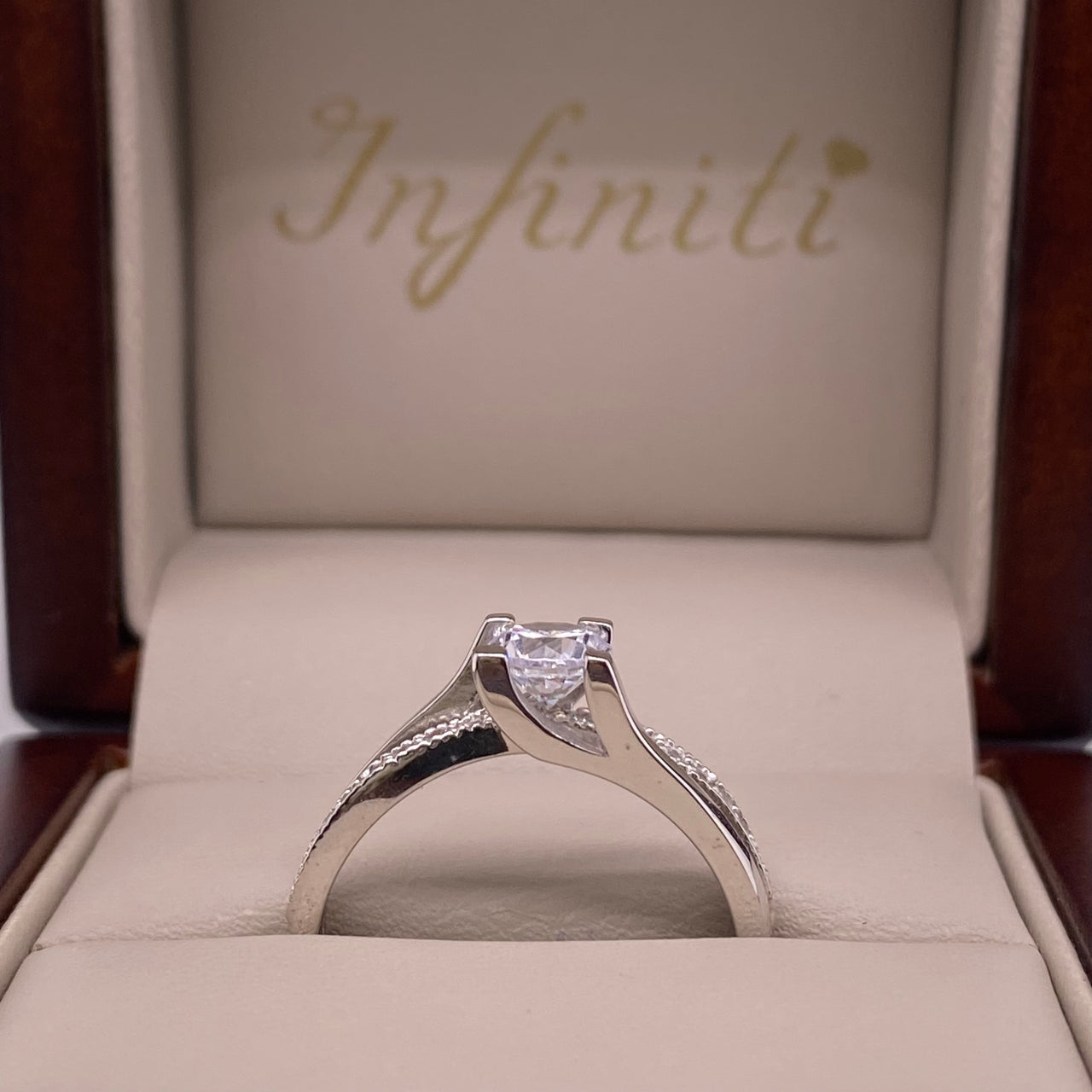 Anillo Oro Blanco 10k, con Zirconia Central de 6 mm