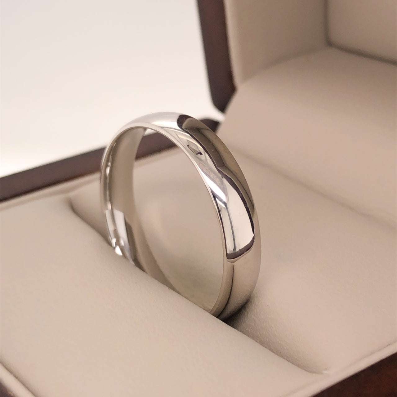 Argolla Oro Blanco 10k/14k - 4 mm Lisa Media Caña con Confort
