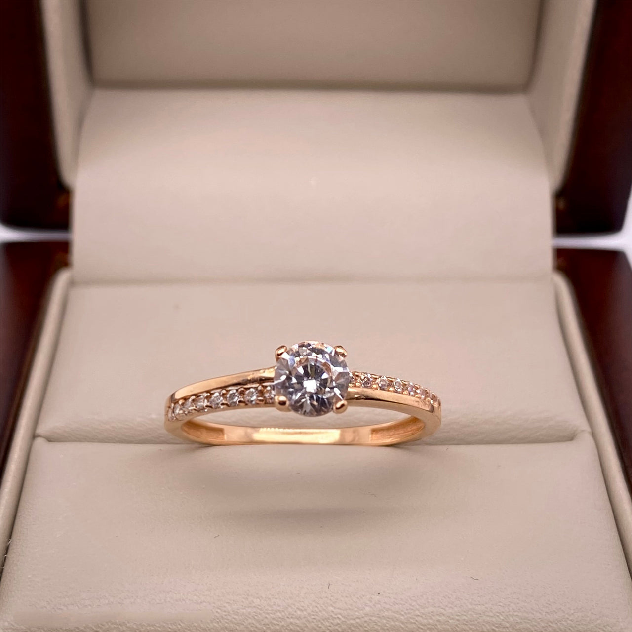 Anillo Oro Rosa 14k, Pavé con Zirconia Central 5 mm, Laterales 1 mm