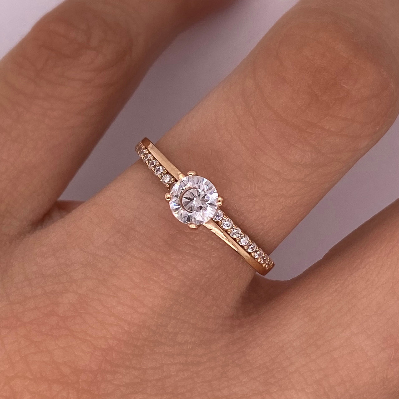 Anillo Oro Rosa 14k, Pavé con Zirconia Central 5 mm, Laterales 1 mm
