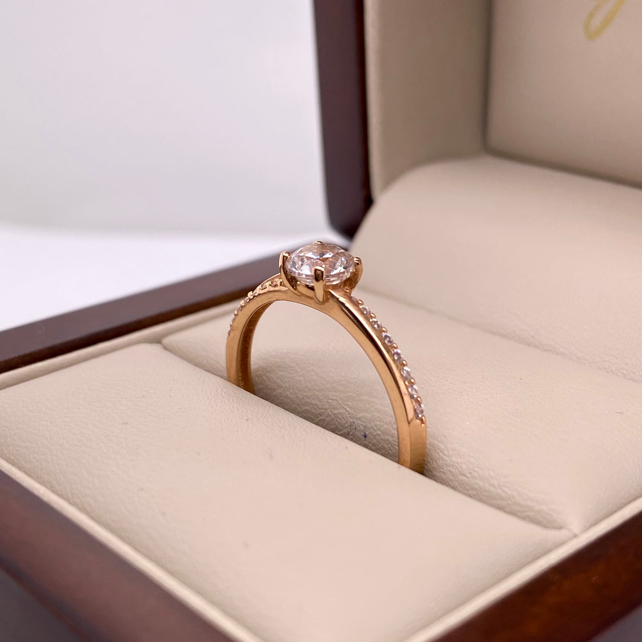 Anillo Oro Rosa 14k, Pavé con Zirconia Central 5 mm, Laterales 1 mm