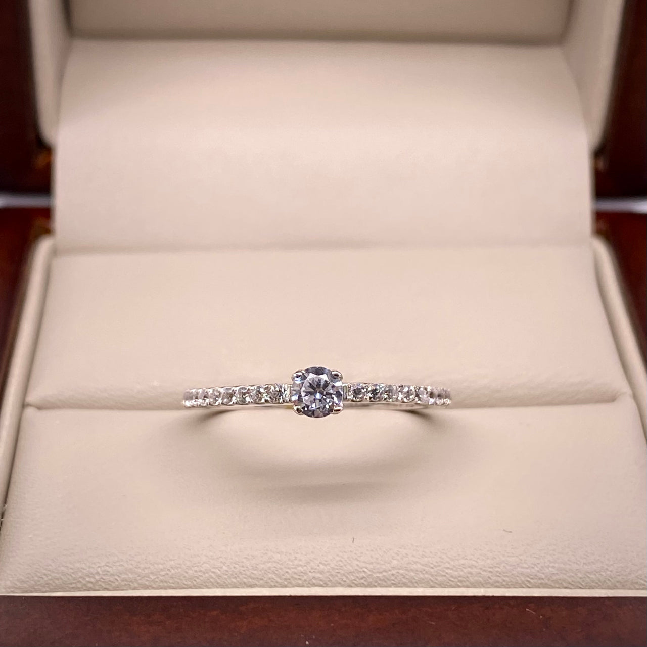 Anillo Oro Blanco 14k, Pavé con Zirconia Central 3.50 mm