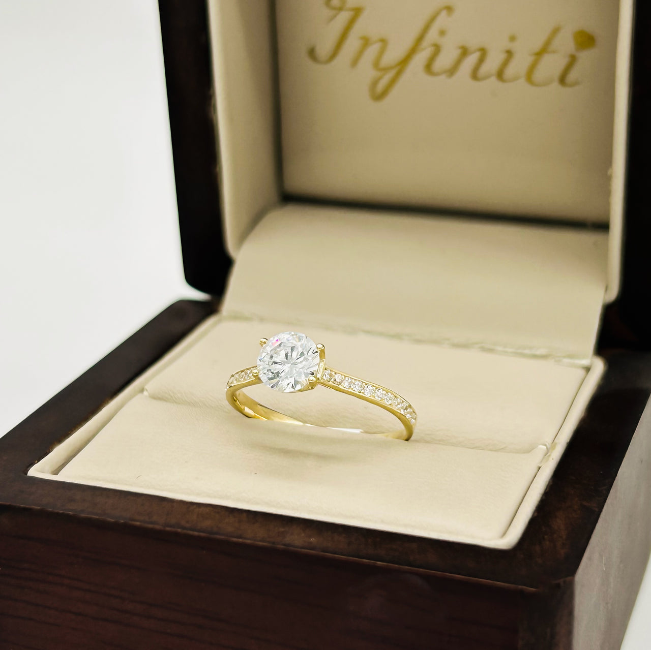 Anillo Oro Amarillo 10k, Estilo Pavé Zirconia Central 6.00 mm
