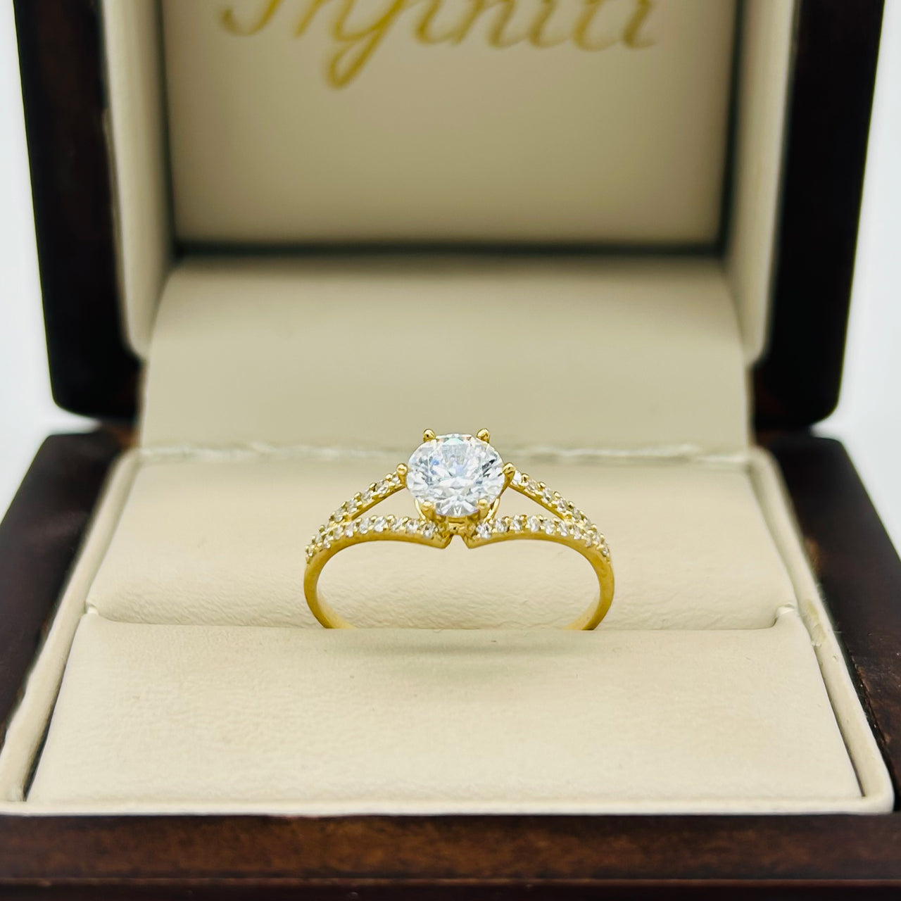 Anillo Oro 10k - Zirconia Central de 5.5 mm con Laterales