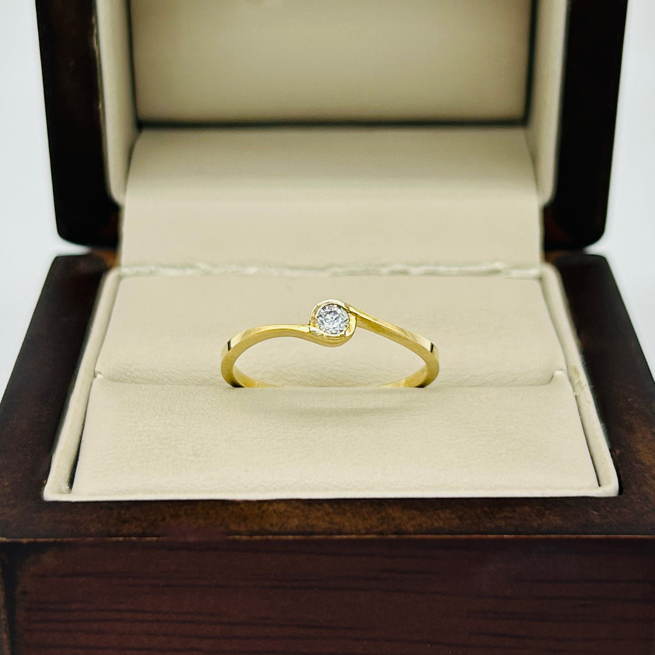 Anillo Oro Blanco 10k - Zirconia Central de 2.70 mm