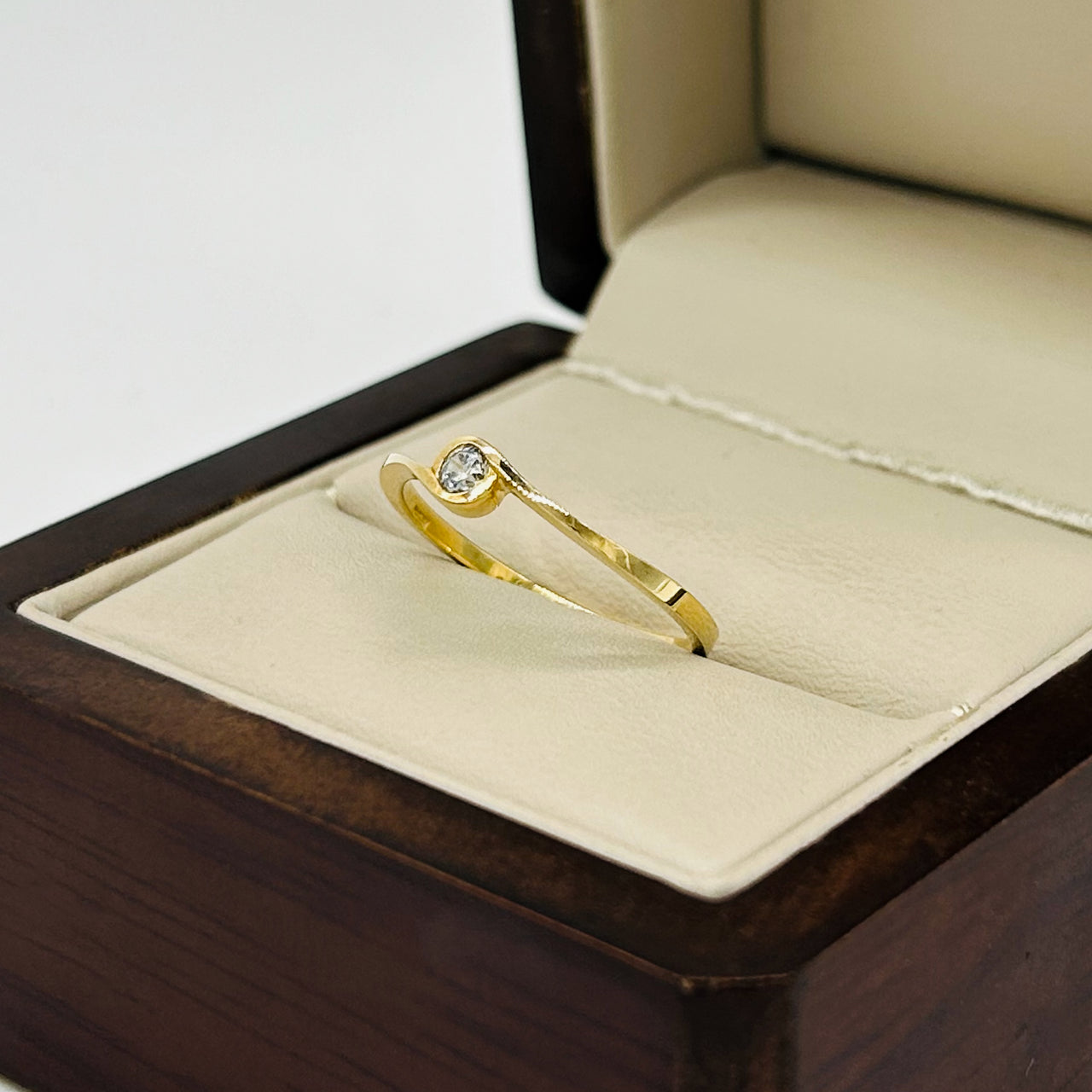 Anillo Oro Blanco 10k - Zirconia Central de 2.70 mm