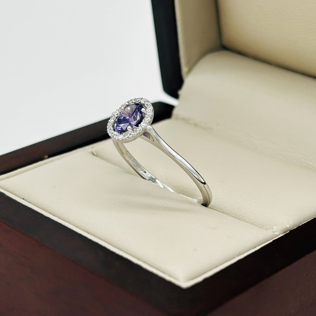 Anillo Oro Blanco 10k - Halo Oval Zirconia