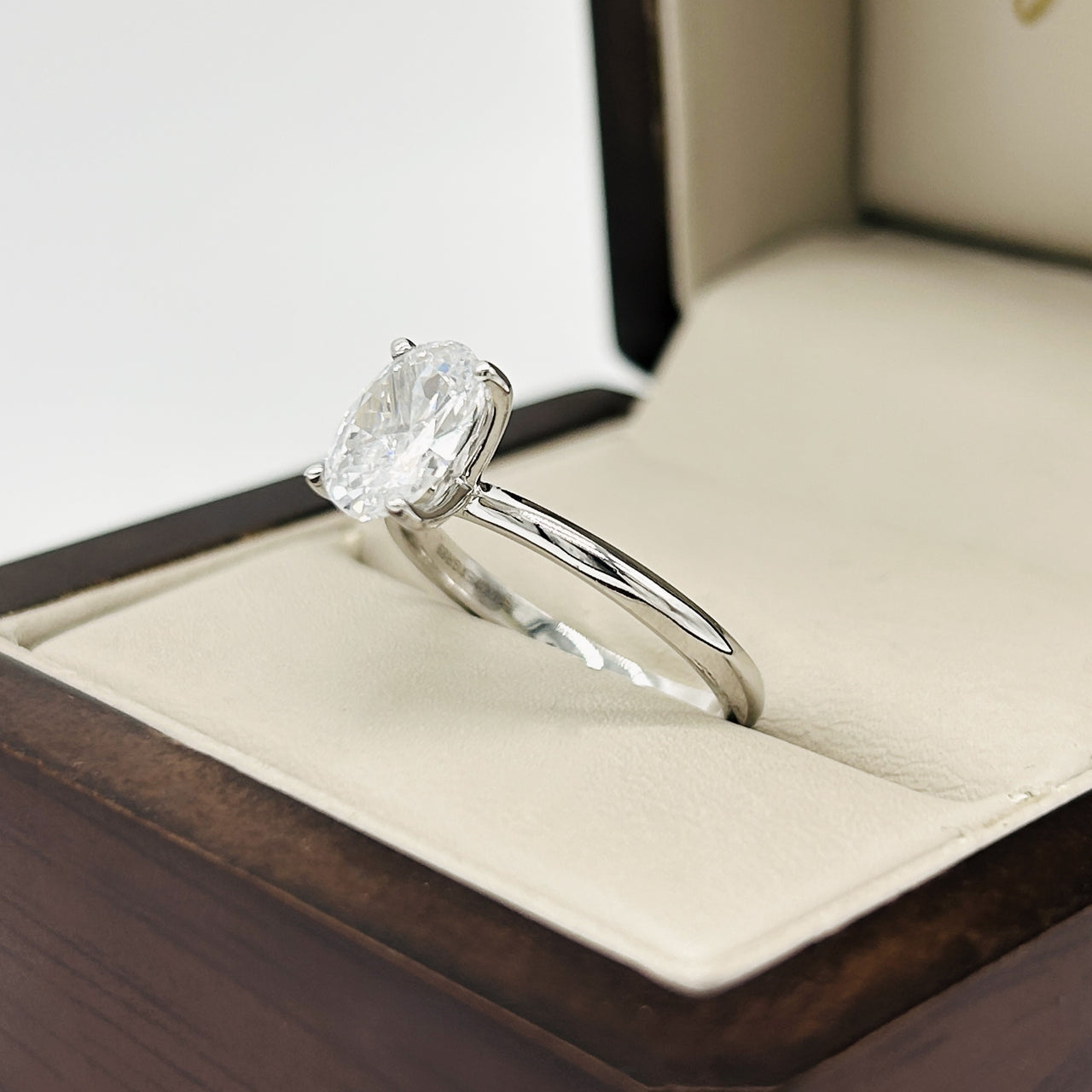 Anillo Oro Blanco 10k - Zirconia Oval