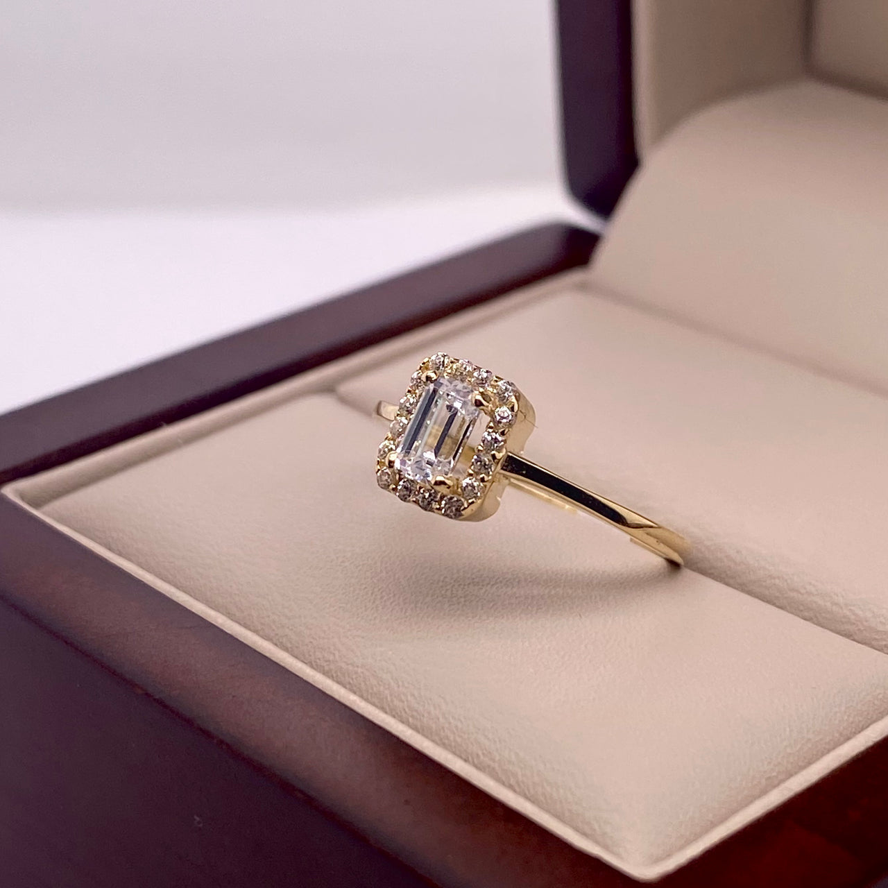 Anillo Oro 10k - Esmeralda con Halo