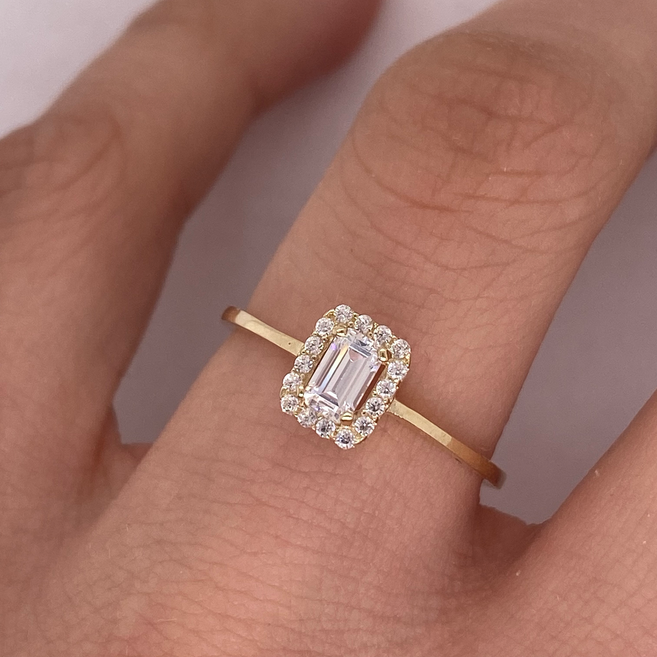 Anillo Oro 10k - Esmeralda con Halo