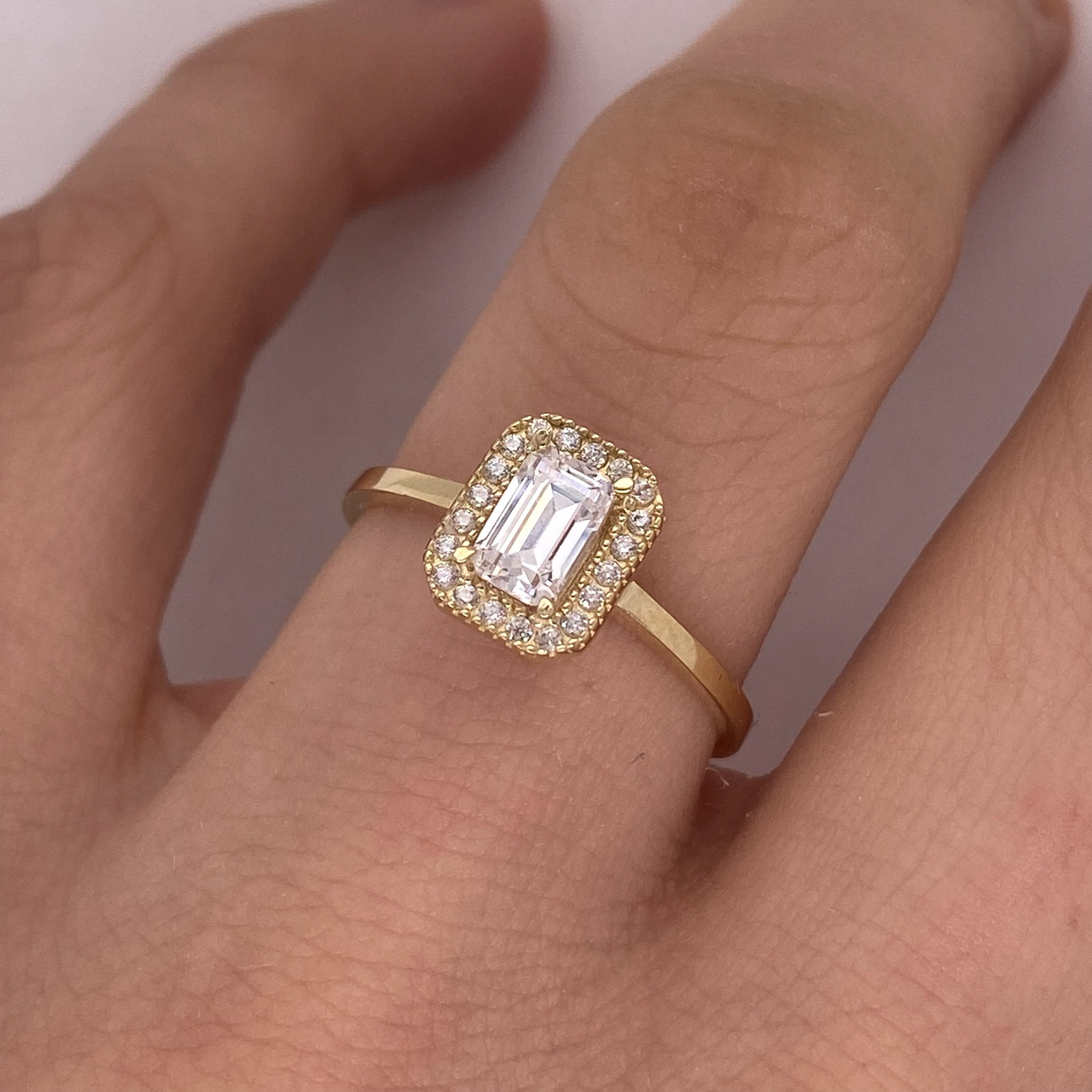 Anillo Oro 10k - Esmeralda con Halo