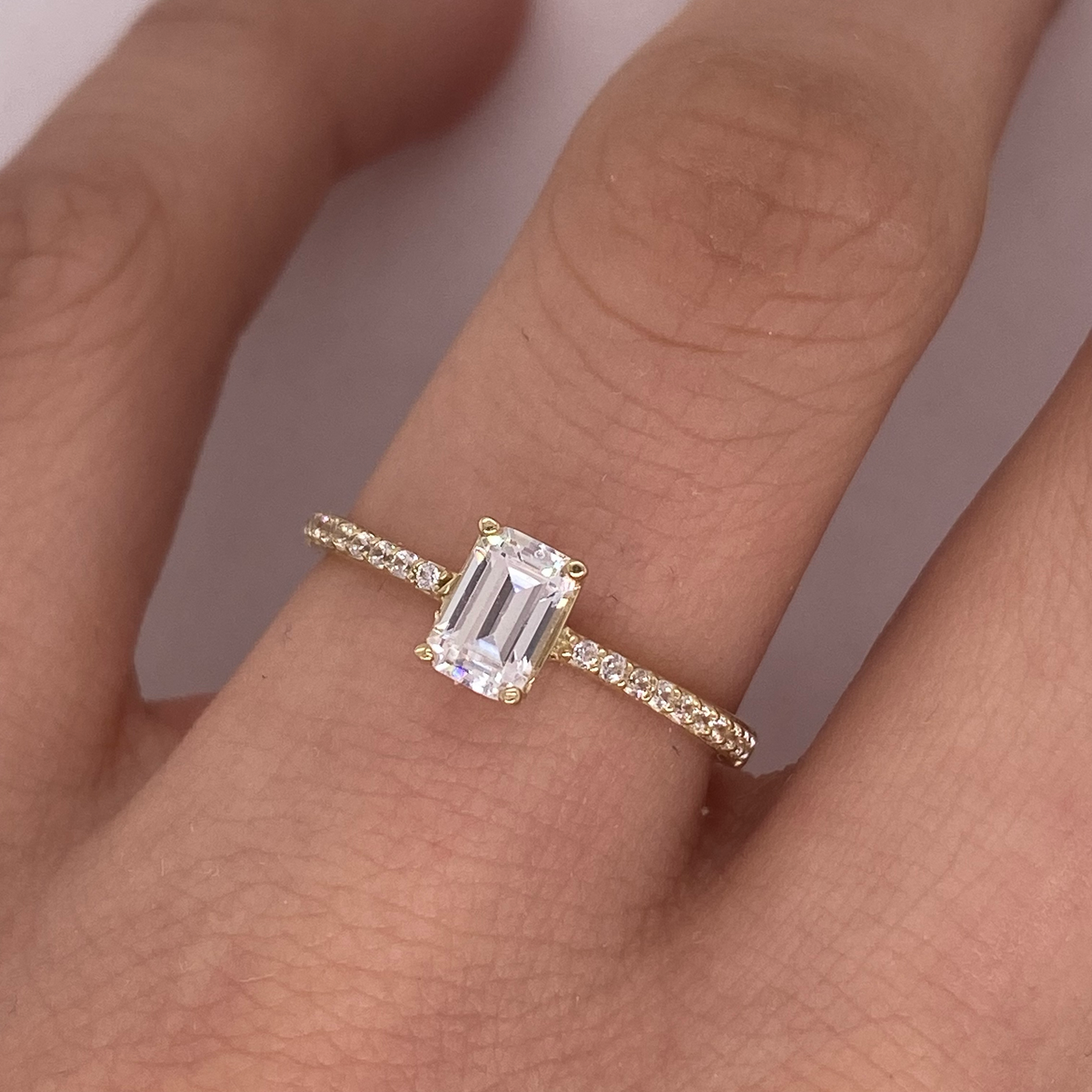 Anillo Oro 10k - Esmeralda con Laterales