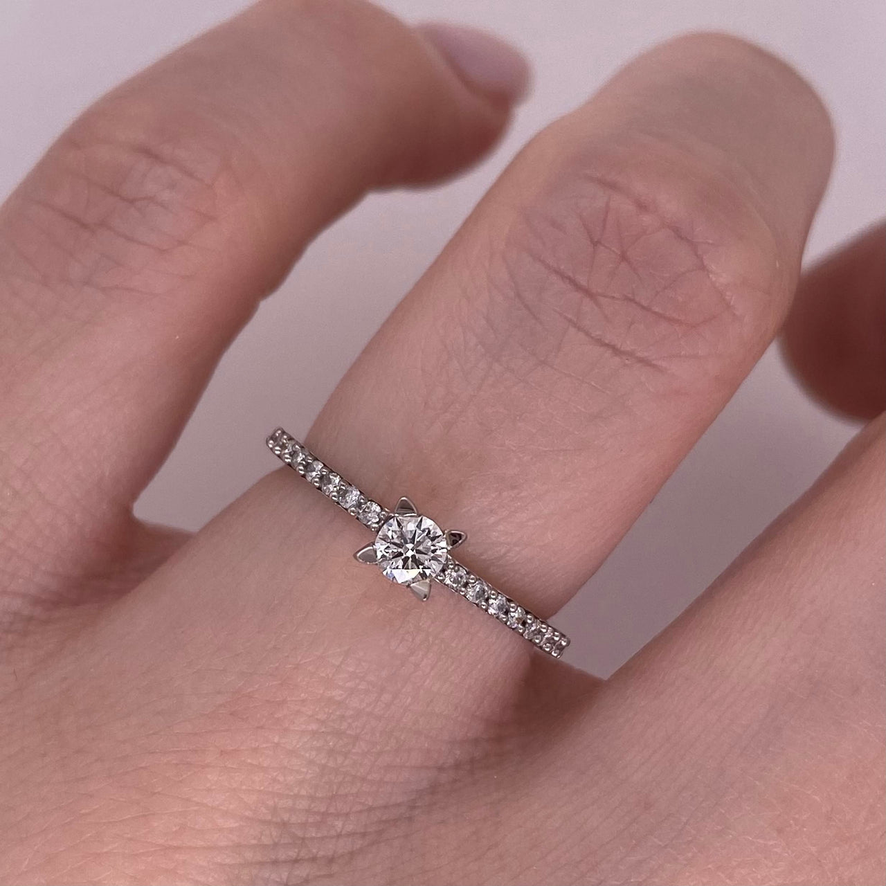 Anillo Oro Blanco 14k - Pavé Diamante Natural 0.23 CTW