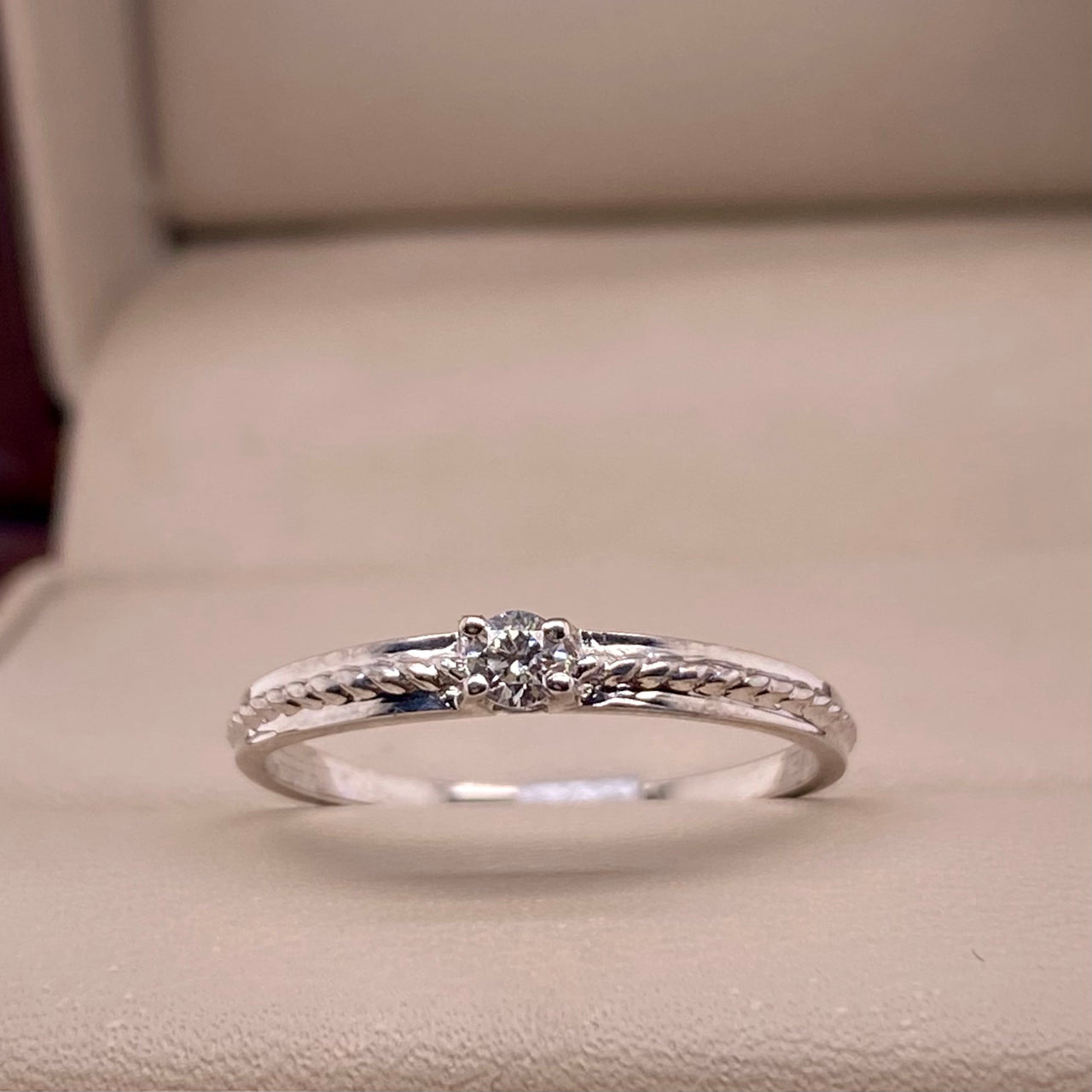 Anillo Oro Blanco 14k - Diamante Natural de 0.07 CT