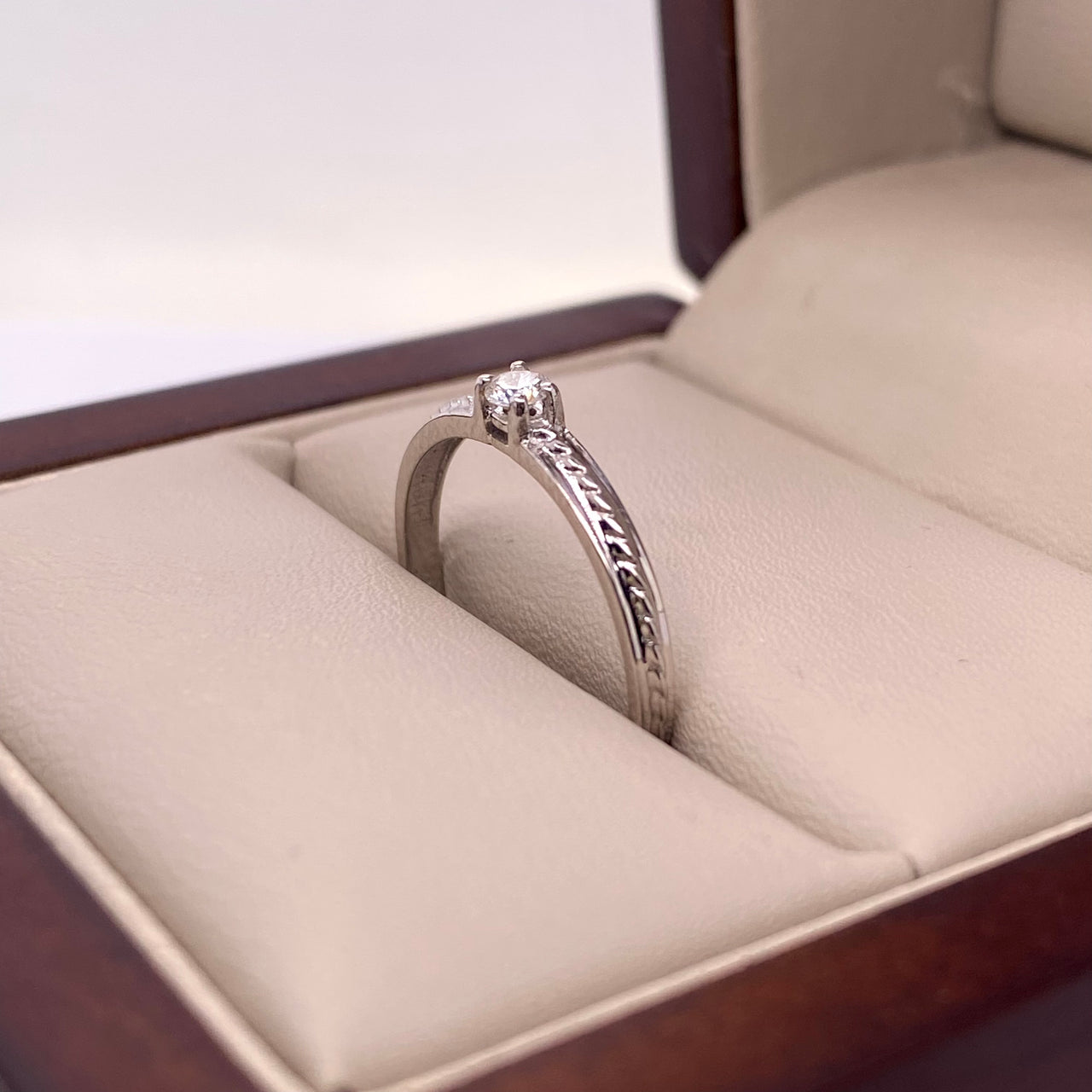 Anillo Oro Blanco 14k - Diamante Natural de 0.07 CT