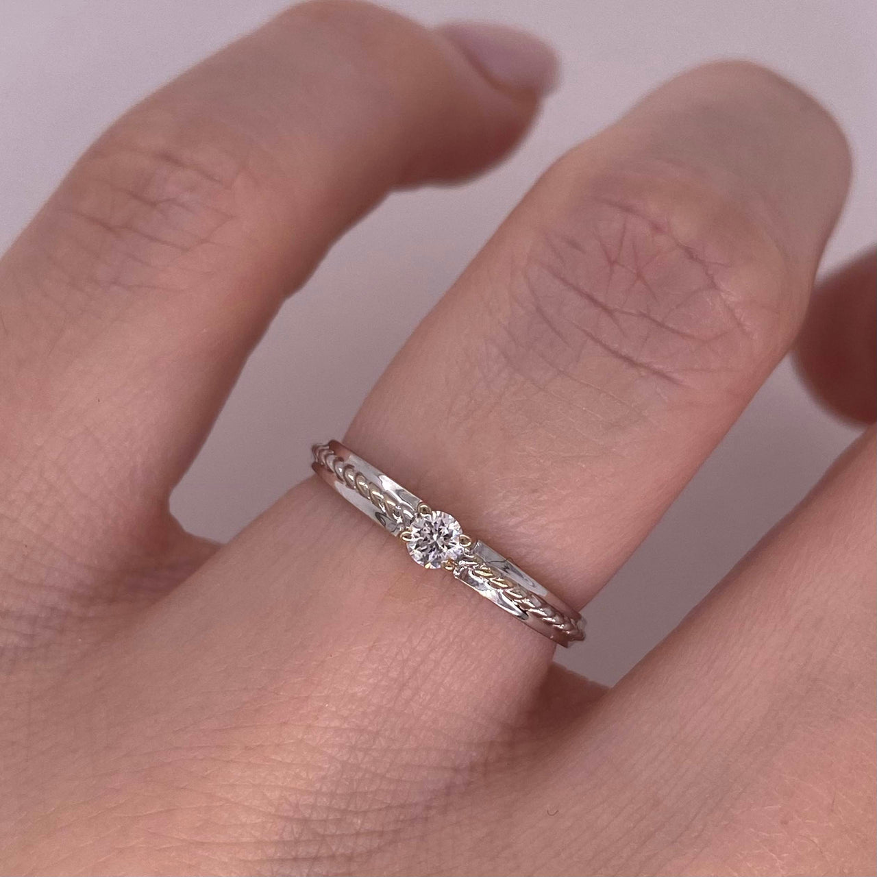 Anillo Oro Blanco 14k - Diamante Natural de 0.07 CT