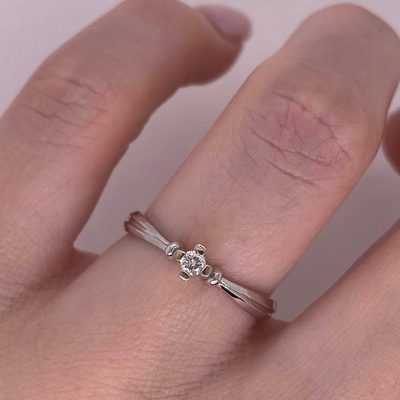Anillo Solitario Oro Blanco 14k- Diamante Natural de 0.07 CT