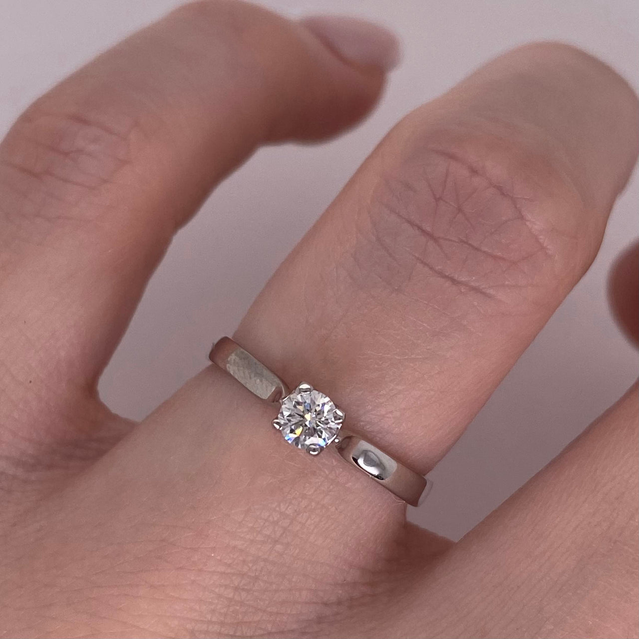 Anillo Oro Blanco 14k - Diamante Natural de 0.18 CT