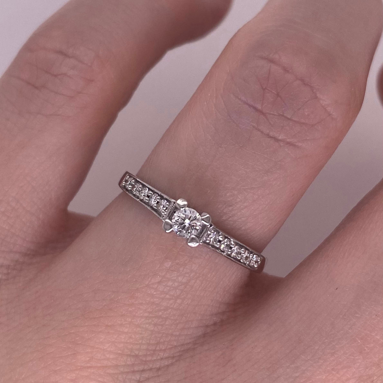 Anillo Oro Blanco 14k - Pavé Diamante Natural 0.20 CTW