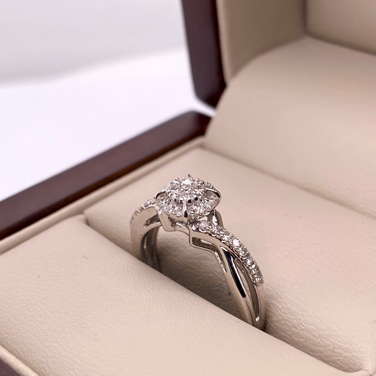 Anillo Oro Blanco 14k - Halo Diamante Natural 0.25 CTW