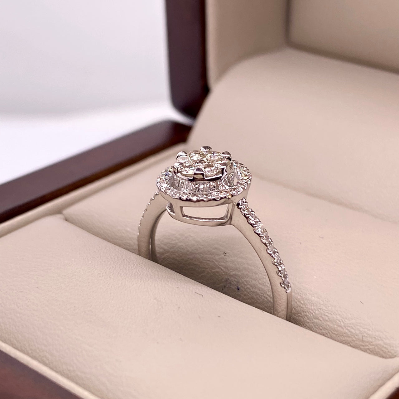 Anillo Oro Blanco 14k - Halo Diamante Natural 0.35 CTW