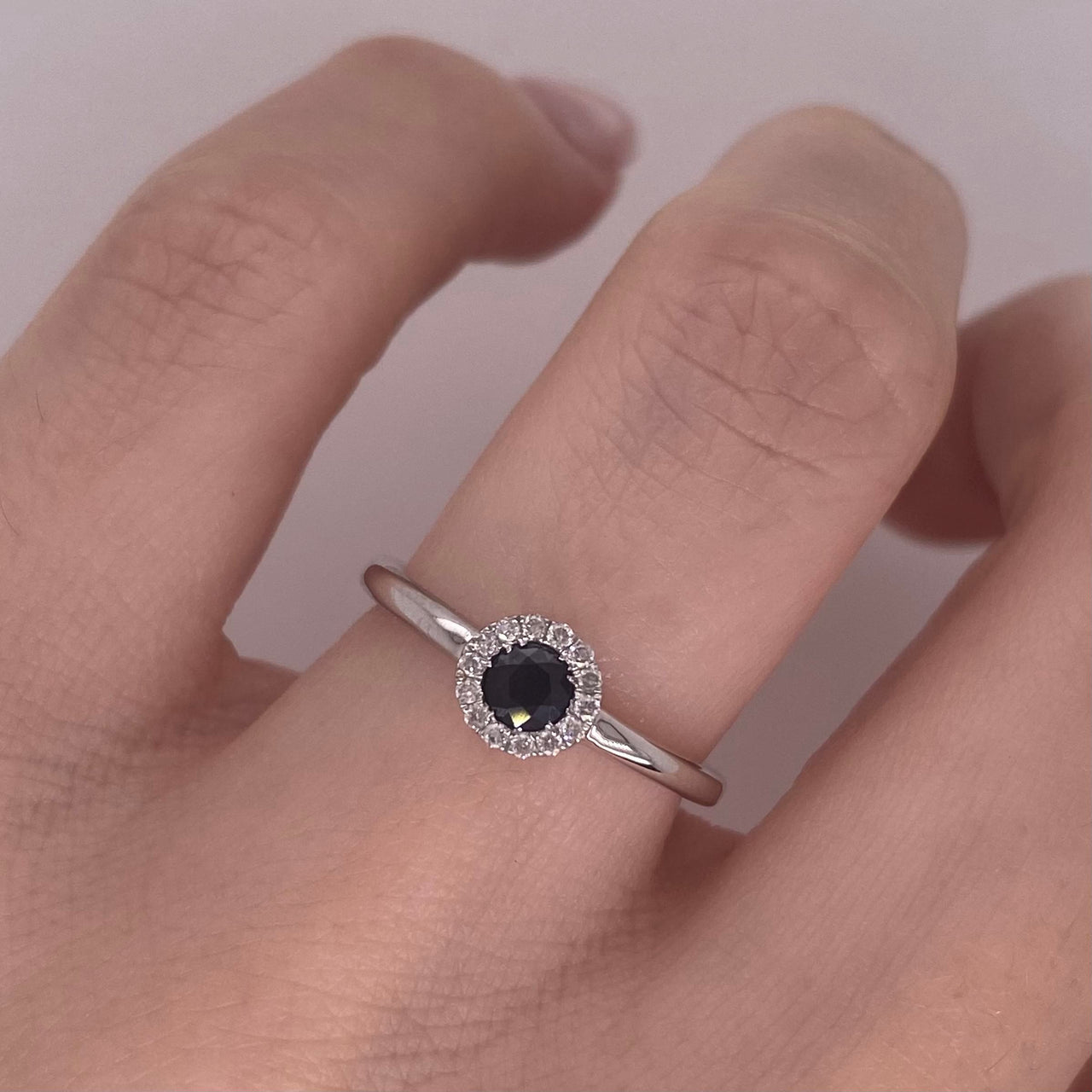 Anillo Oro Blanco 14k - Halo de Zafiro con Diamante Natural 0.35 CTW