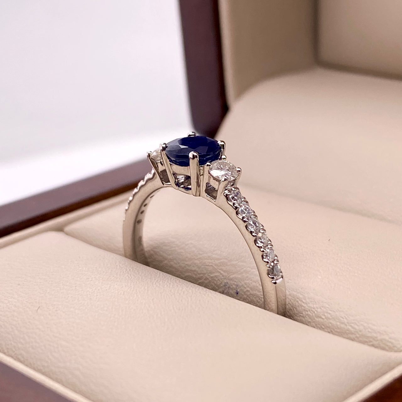 Anillo Oro Blanco 14k - Zafiro con Diamante Natural 0.75 CTW