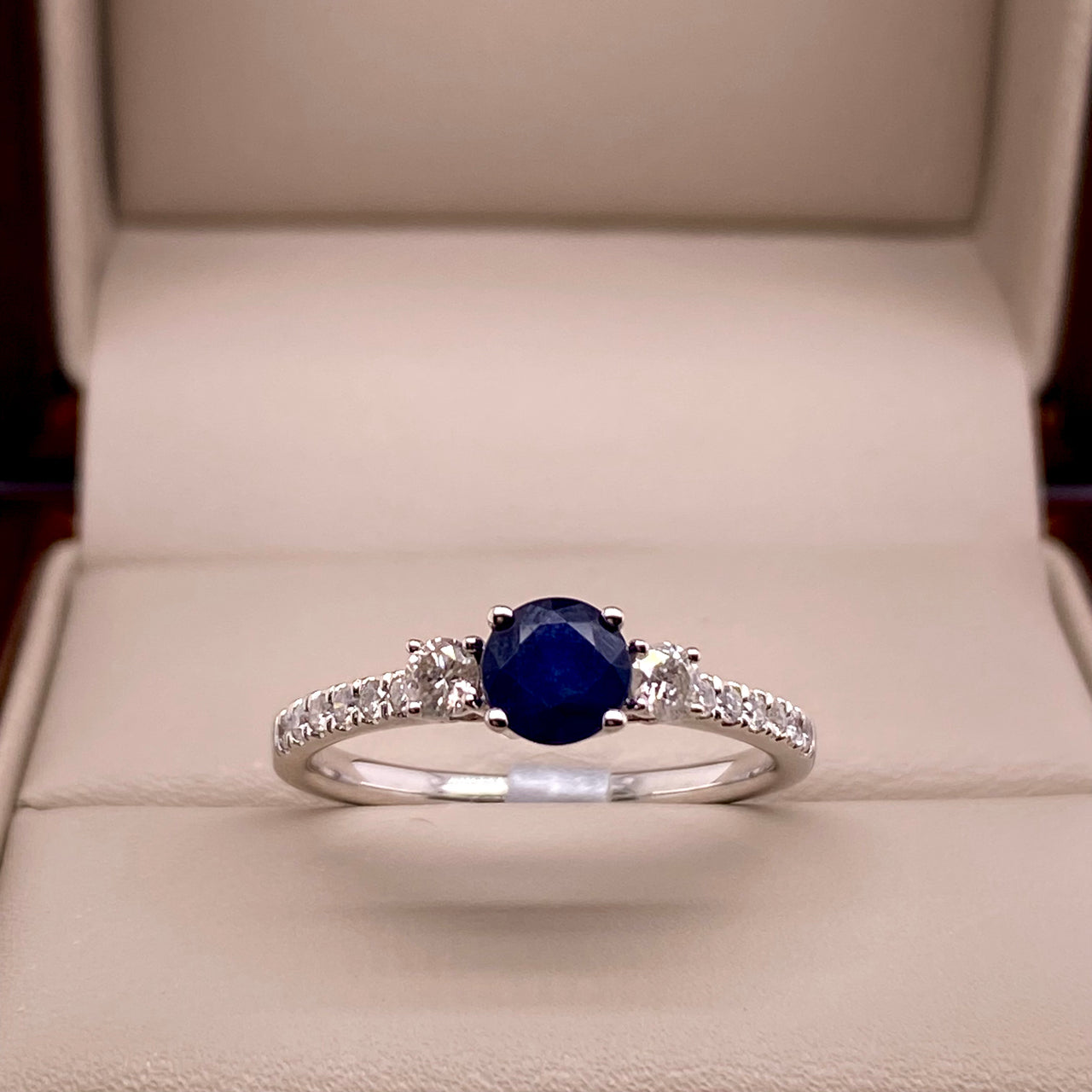 Anillo Oro Blanco 14k - Zafiro con Diamante Natural 0.75 CTW