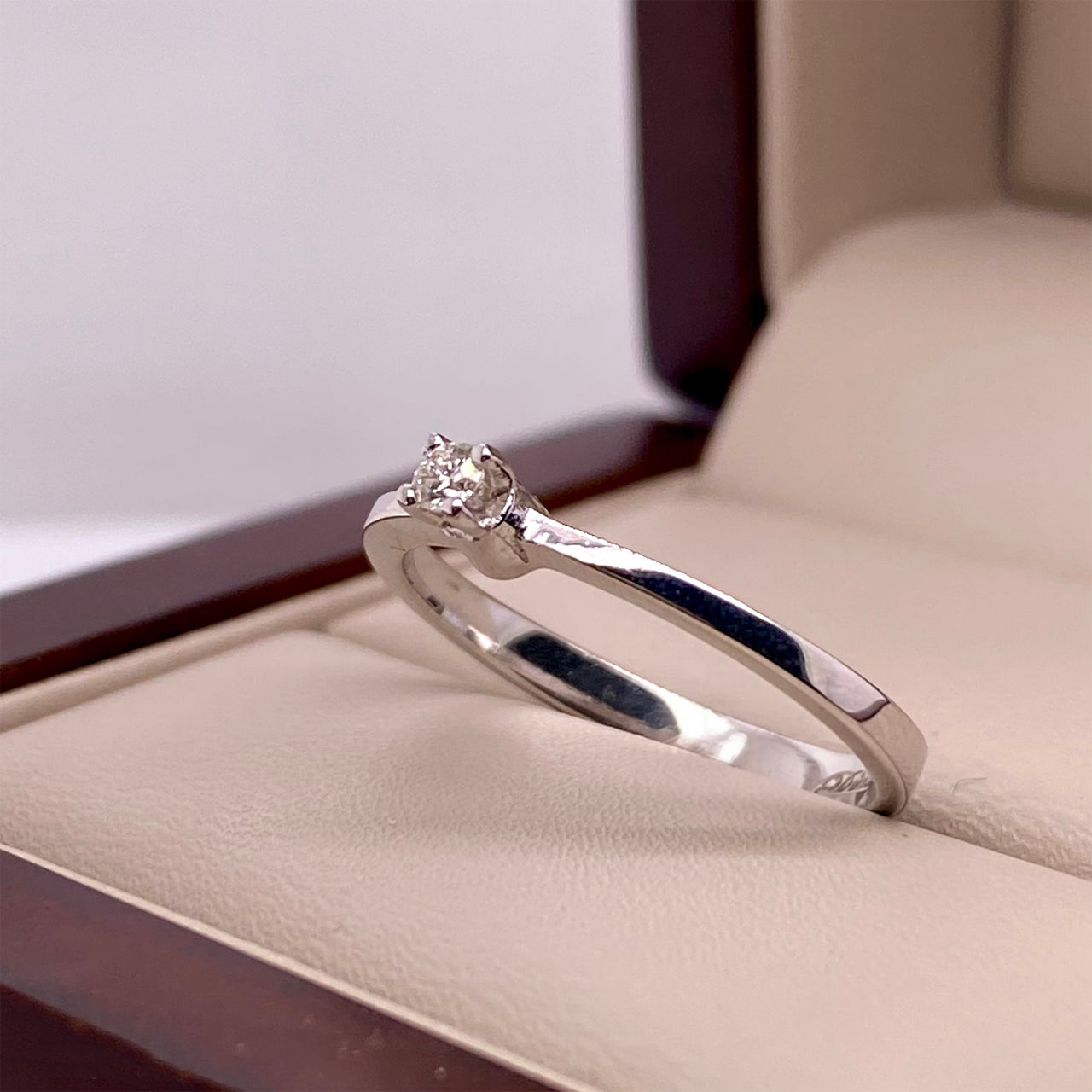 Anillo Solitario Oro Blanco 14k - Diamante Natural de 0.05 CT