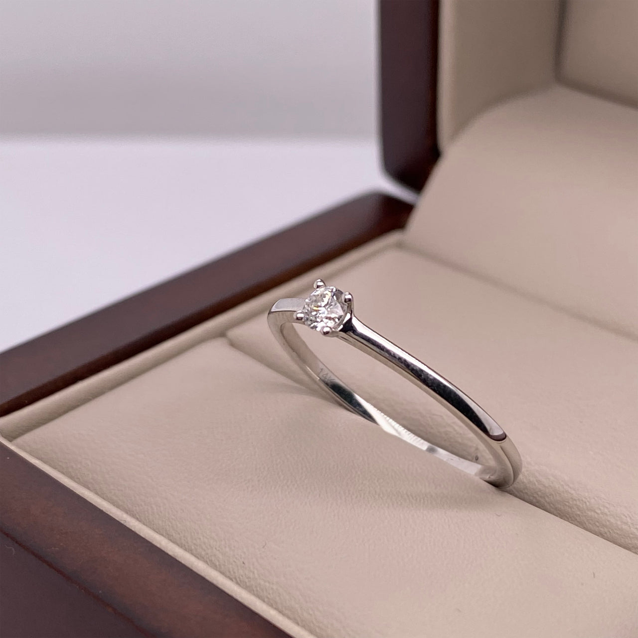 Anillo Oro Blanco 14k - Diamante de 11 Puntos