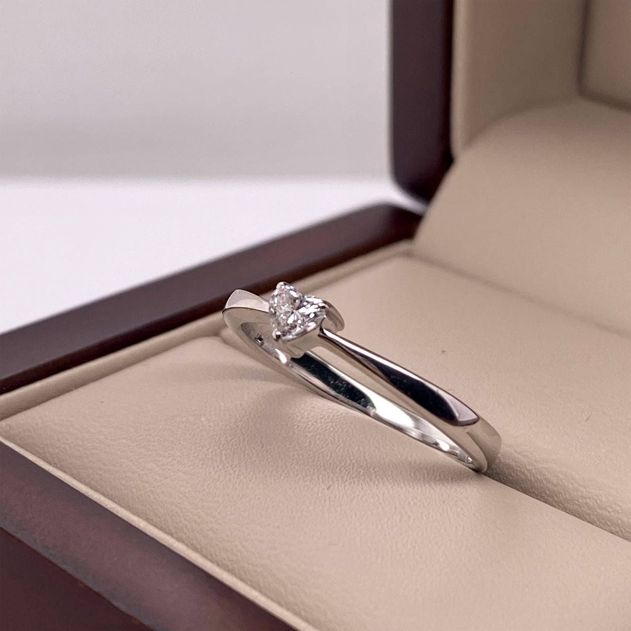 Anillo Oro Blanco 14k - Diamante Natural de Corazón 0.14 CT
