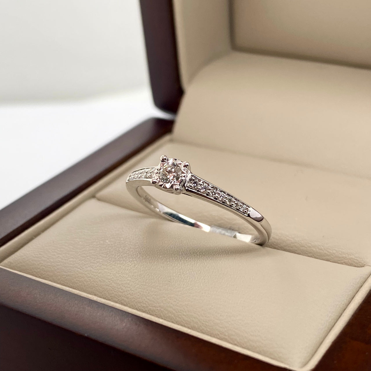 Anillo Oro Blanco 14k - Pavé con Diamante Natural 0.14 CTW
