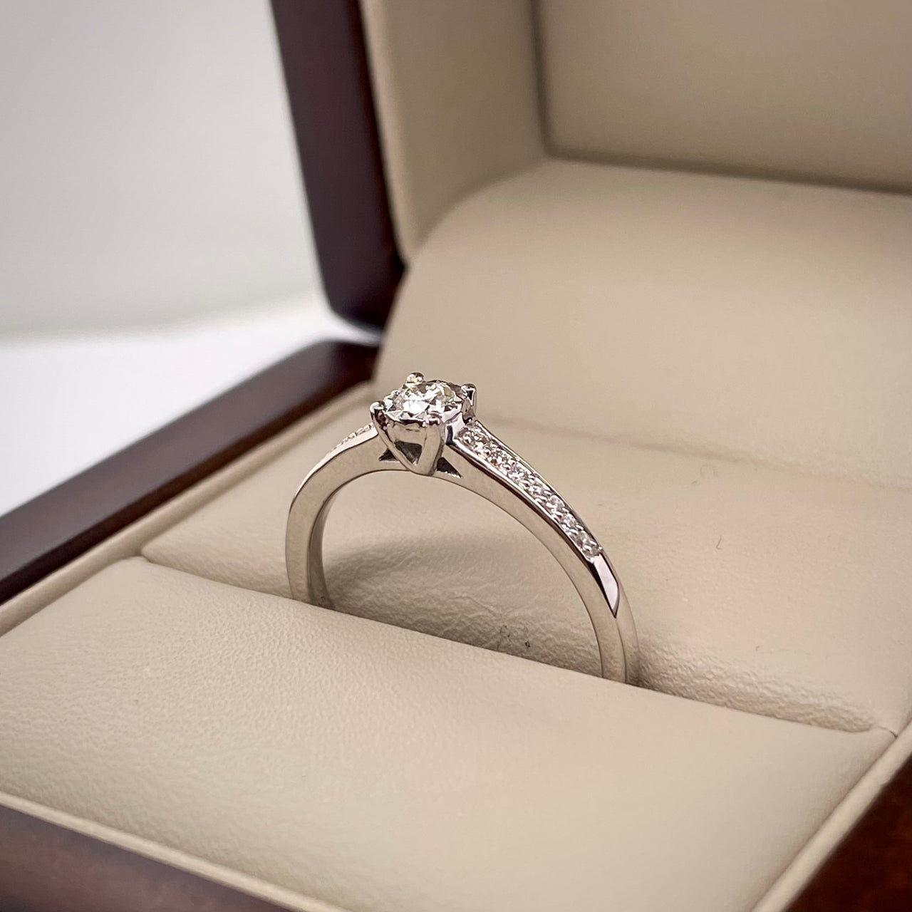 Anillo Oro Blanco 14k - Pavé con Diamante Natural 0.14 CTW