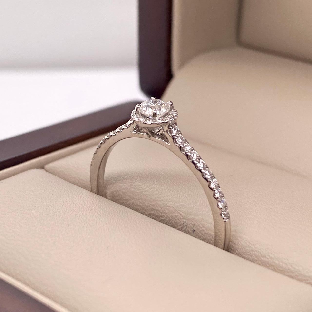 Anillo Oro Blanco 14k- Halo con Diamante Natural 0.36 CTW
