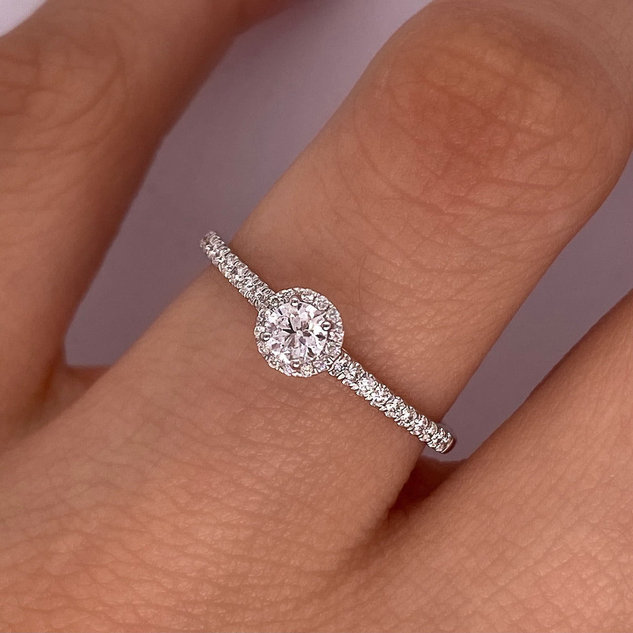 Anillo Oro Blanco 14k- Halo con Diamante Natural 0.36 CTW