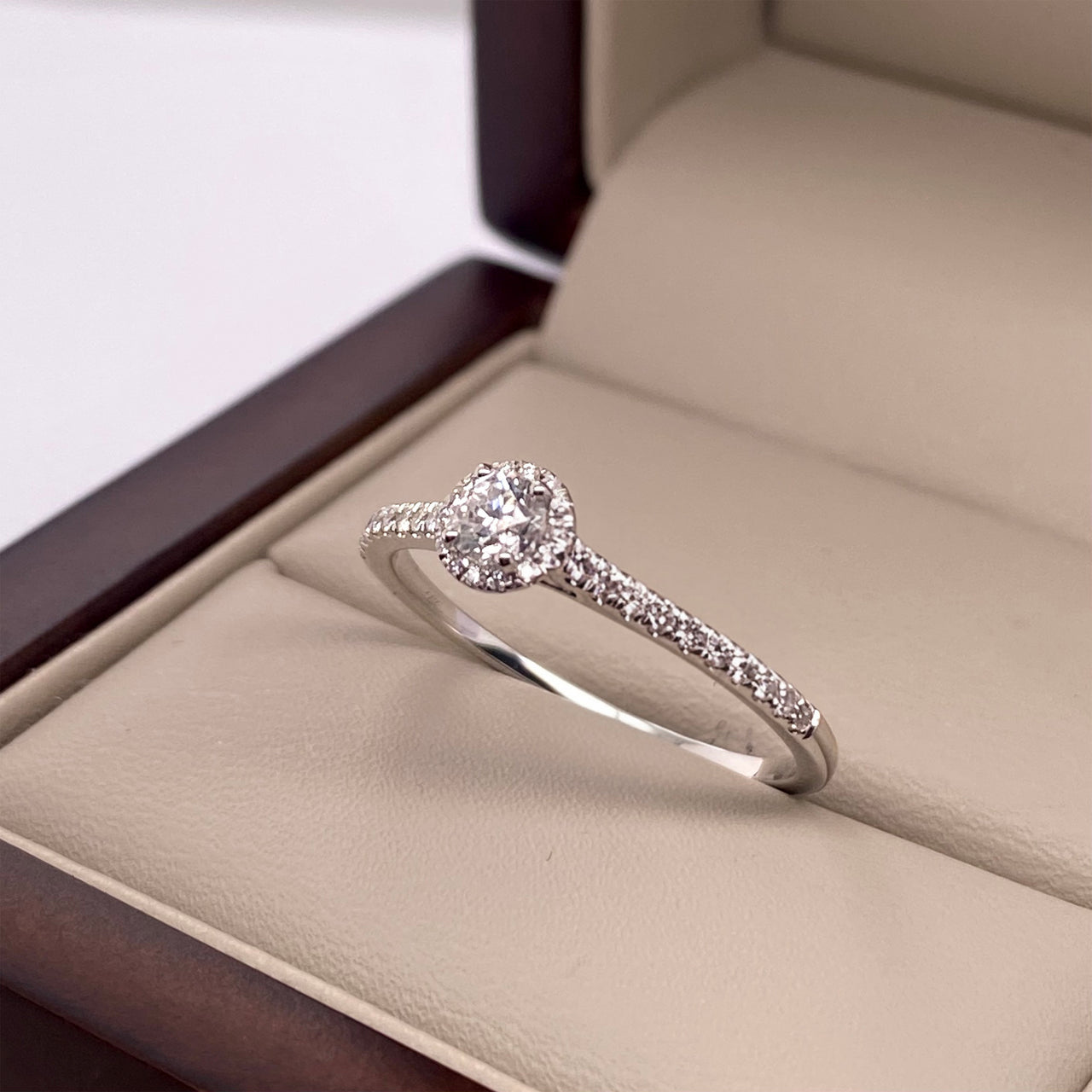 Anillo Oro Blanco 14k- Halo con Diamante Natural 0.36 CTW